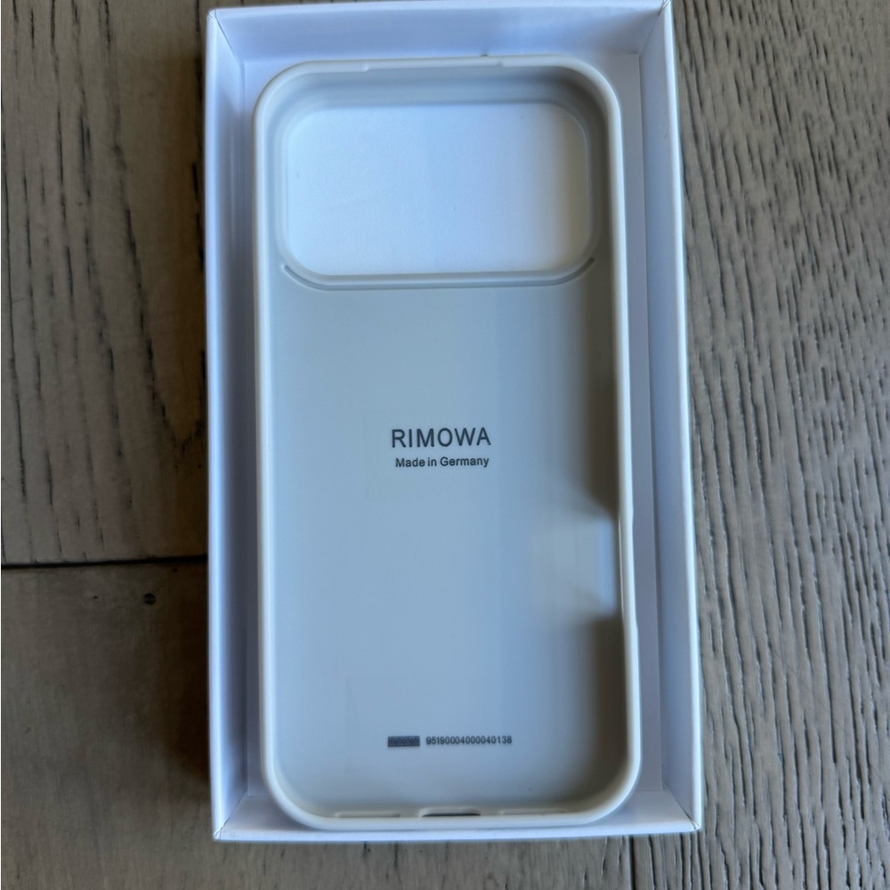 Rimowa iPhone case Aluminum iPhone 17 pro - Picture 3 of 9